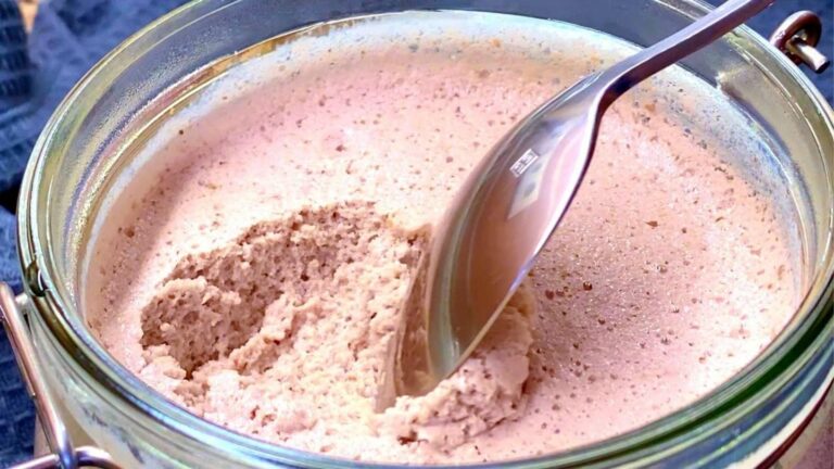 Diese einfache Kombination verwandelt Milch in ein luftiges Erdbeerdessert … du wirst