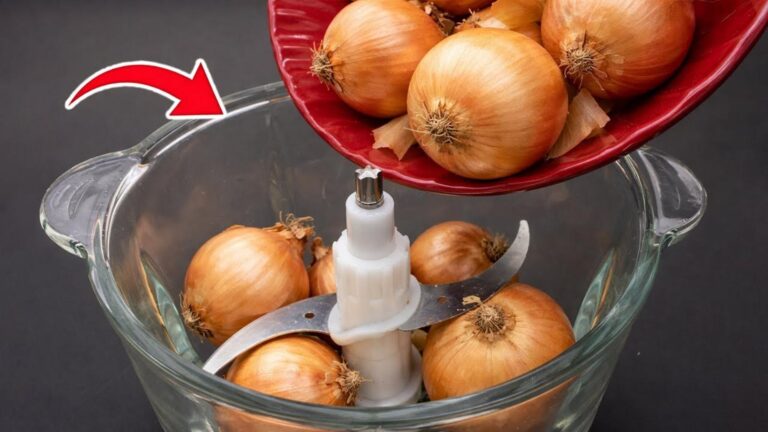 Dieser einfache Trick sorgt dafür, dass Zwiebeln das ganze Jahr frisch und knackig