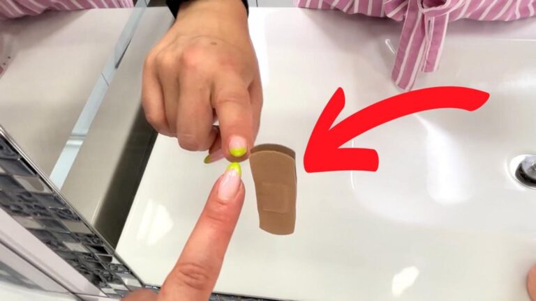 Dieser geniale Trick zeigt sofort, ob ein Hotelspiegel heimlich ist…