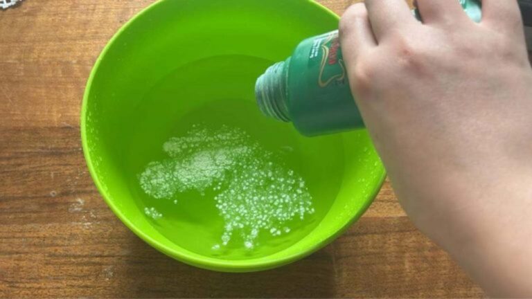2 Esslöffel Babypuder in warmem Wasser – Das Geheimnis enthüllt!
