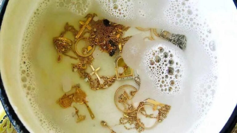 Altes Gold glänzend reinigen: Die besten Tipps vom Juwelier