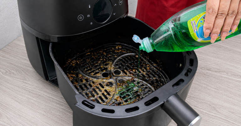 Heißluftfritteuse richtig reinigen: Mit diesem einfachen Trick wird sie mühelos sauber