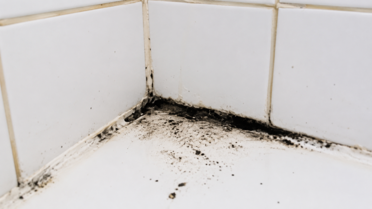 Silikonfugen im Bad erneuern? Mit diesem einfachen Trick gelingen saubere Fugen wie vom Profi
